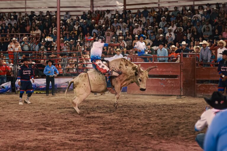 La adrenalina conquistó el Lienzo Charro de La Villista con el Rodeo Extravaganza Show 2026