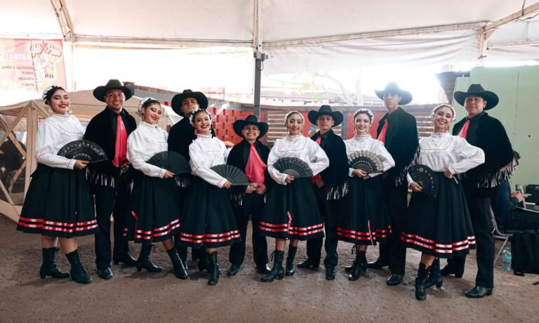 A ritmo de tamborazo y bastoneras llevan a cabo La tradicional callejoneada en la Feria Villista 2026