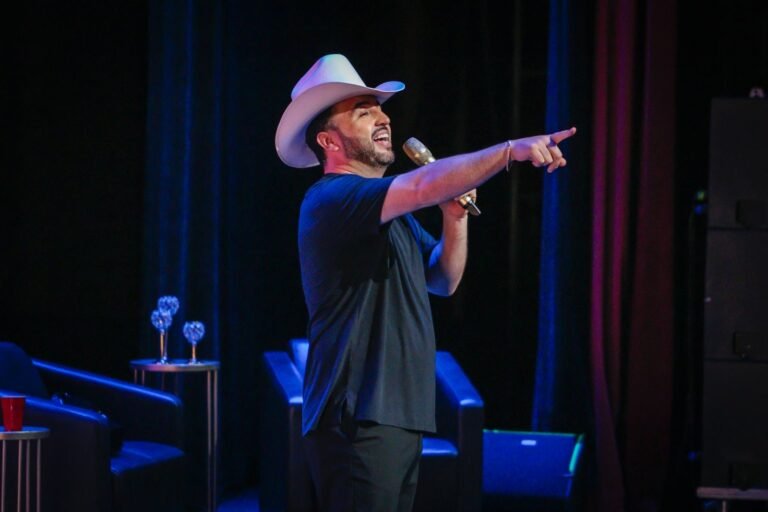 Mike Salazar “El Caballero de la Comedia” regresa a Durango con show totalmente renovado