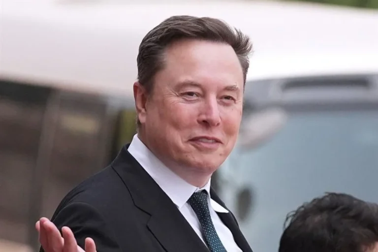 Elon Musk tilda de «difamatorio» el nuevo documental sobre su vida