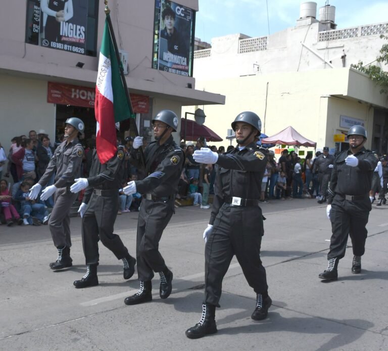 Durango se tiñe de fervor patrio en el desfile por el 216 Aniversario del inicio de la Independencia de México