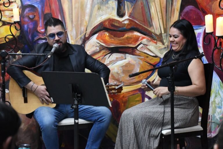 Una noche romántica en el balcón con Adriana de la Cruz y Alex Enríquez