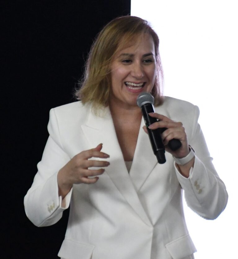 La formación continua y el aprendizaje autodidacta son claves para el crecimiento profesional: Frissia Monsivais >La Directora Regional para Latinoamérica y el Caribe en Sault College tuvo una participación durante el encuentro SUMMIT 2026: Gigantes de la tecnología. Por Juan José Nava / La Voz de Durango      La actualización constante de conocimientos se ha transformado en un requisito indispensable para el crecimiento profesional y la relevancia laboral. Frente al avance tecnológico y el uso de herramientas como la Inteligencia Artificial, la capacitación abarca tanto la educación formal universitaria como el aprendizaje continuo, la obtención de certificaciones de competencias laborales y el uso de plataformas o becas digitales. En el marco del encuentro SUMMIT 2026: Gigantes de la tecnología, auspiciado por la Dirección Municipal de Fomento Económico y Turismo de Durango, la Directora Regional para Latinoamérica y el Caribe en Sault College, Frissia Monsivais, tuvo un encuentro con estudiantes de preparatoria y universidades privadas y públicas aunado a emprendedores y empresarios para llevar a cabo la conferencia “Formarse para no quedarse”. La especialista hizo hincapié en que la actualidad graduarse de una carrera universitaria ya no marca el fin del estudio.  Mantenerse vigente implica un proceso dinámico de aprender, aplicar, actualizar conocimientos y reaprender, independientemente del área de especialización. Explicó que el nivel educativo influye de manera directa en las percepciones económicas y el acceso a mejores oportunidades dentro del mercado laboral, pues existe una brecha salarial prominente entre quienes poseen y no tienen una educación media superior, representando hasta un 57% de diferencia en cuanto a ganancias se refiere. De manera entusiasta, alentó al público a obtener acreditaciones adicionales a los títulos universitarios como acceder a certificaciones profesionales y al dominio de nuevas competencias ya sea en humanidades o tecnológicas que les permita incrementar su nivel en el cono ocupacional. Reveló que los perfiles de preparación y el puente hacia las oportunidades se identifican mediante diferentes actitudes entre los estudiantes quienes se encuentran en estados de espera (falta de preparación sin acciones para continuar desarrollándose), en preparación activa (refuerzos académicos como estudios de idiomas ante la demanda laboral), proactivos con metas definidas (quienes ajustan sus planes de estudio hacia disciplinas específicas como tecnología o ciencias) y multiplicadores que toman iniciativas de movilidad internacional o emprendimientos. Invitó a los escuchas a hacer un reto de 90 días que incluya capacitación rápida, construcción de redes y aplicaciones prácticas donde se pongan a prueba nuevos conocimientos adquiridos, desde herramientas clave como la hoy en boga, Inteligencia Artificial, o simplemente, alguna habilidad en el estudio de idiomas.