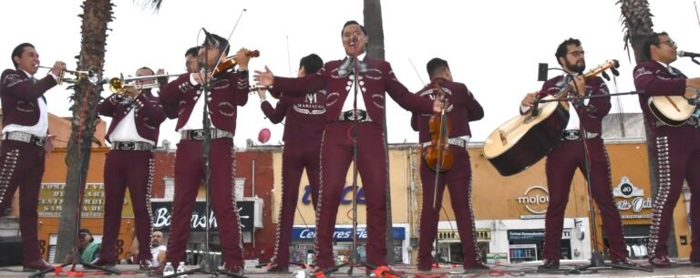Retumba el son y el folclor durante el desfile del XXI Festival del Mariachi, su charrería y su danza 2026
