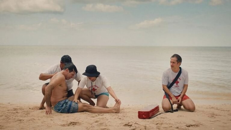 Gael García Bernal conquista Venecia y aterriza en cines con su nueva y arriesgada sátira: Hombre al agua