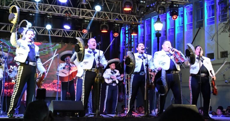 Mariachi Corona, de Jalisco, inyecta su espíritu patriótico en Durango
