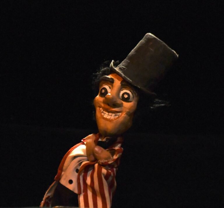 Hilos, risas y creatividad en la obra con títeres “El Señor de los Dulces”