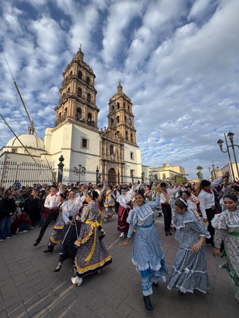 Más de 2,000 bailarines rompen el récord mundial zapateando el chotis “El Revolcadero” en Durango