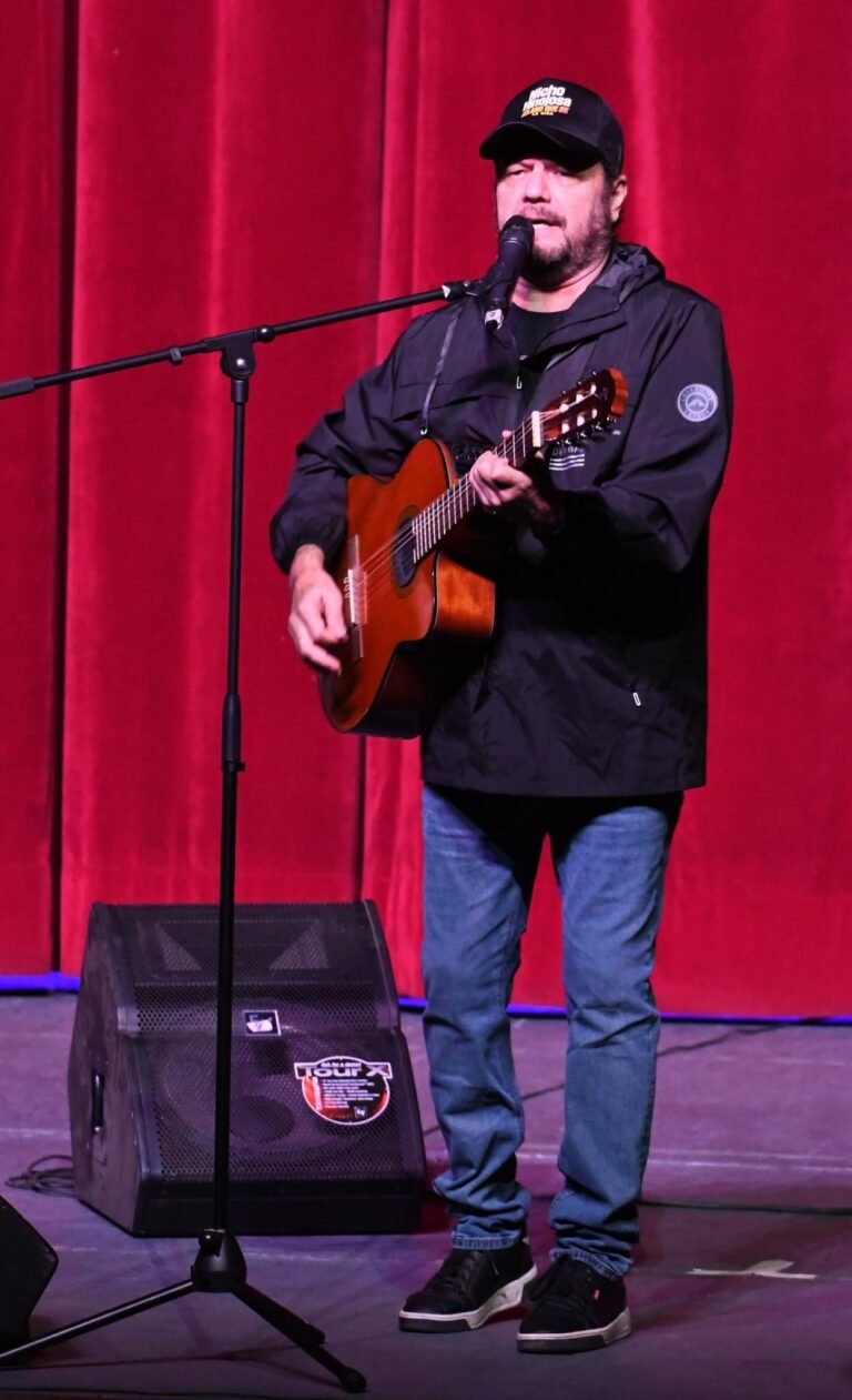 Nicho Hinojosa viste de bohemia el Festival Revueltas 2026