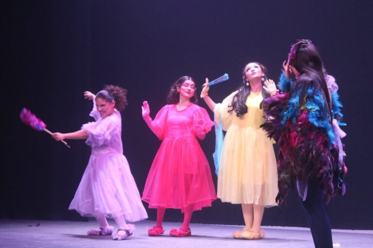 Parvada Teatro presentó la obra de teatro “Mujer se escribe con pluma”