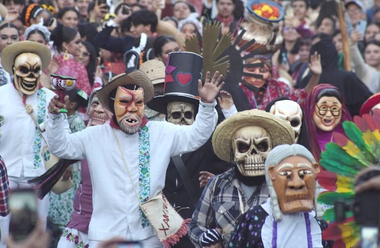 Trío Huasteco Los Herederos y la celebración del Xantolo culminan en el Festival Revueltas 2026